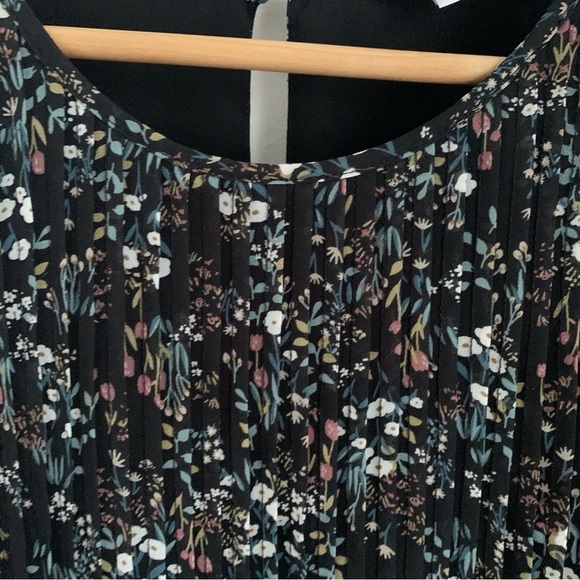 Reitmans Black Floral Pintuck Short Sleeve Dress - Picture 3 of 8